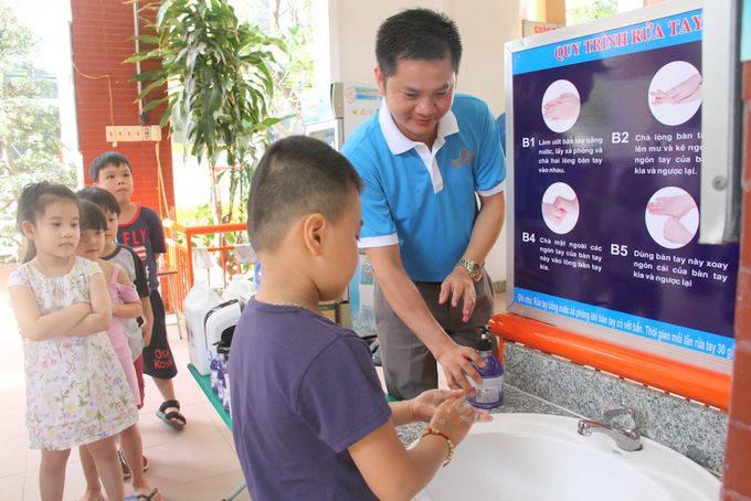 Teaching children to wash their hands properly