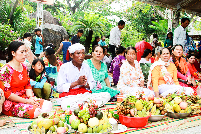 Ritual offerings of Cham people in Ponagar Temple Festival