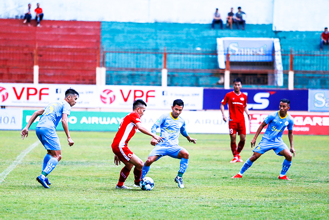 Sanna Khanh Hoa-Bien Vietnam play an enthusiastic match