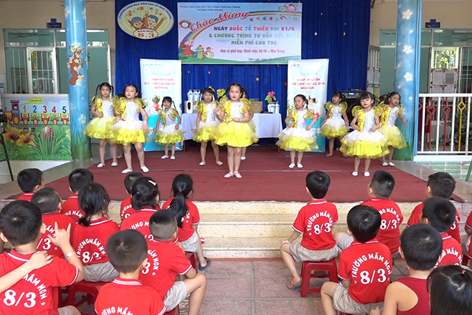 Khanh Hoa Newspaper, 22-12 Hospital and some units offer gifts to schools