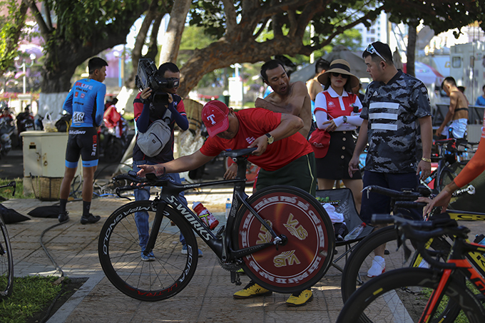 Cyclists preparing for stage 3