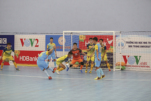 Sanvinest Sanna Khanh Hoa (blue jersey) have first win