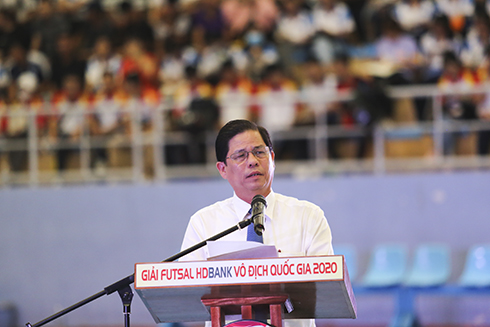 Nguyen Tan Tuan delivering speech at opening ceremony