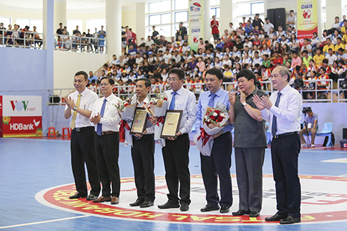 Leaders of VFF, VOV, and Khanh Hoa Province offering flowers to organization committee and sponsor.