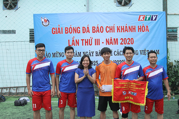 Thai Thi Le Hang, Deputy Editor of Khanh Hoa Newspaper, offering third prize to provincial Department of Propaganda and Training