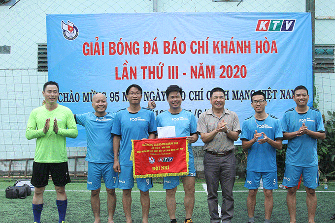 Director of Khanh Hoa Radio and Television Station, Le Anh Vu, giving second prize to Khanh Hoa Newspaper