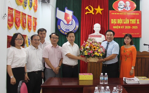 Khanh Hoa Party Committee Deputy Secretary visits news agencies