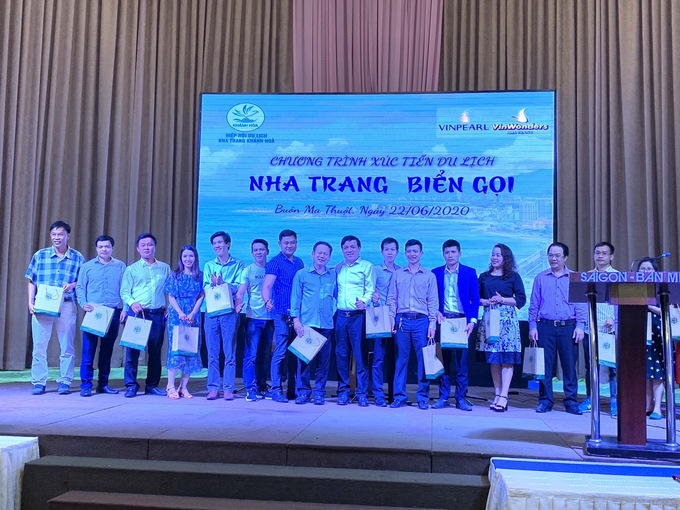 Khanh Hoa caravan group offering gifts to Dak Lak tourism businesses