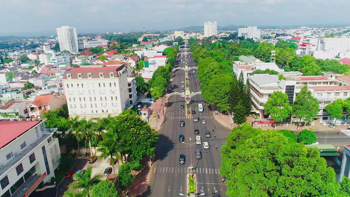 The convoy travelling on a street in Buon Me Thuot City, Dak Lak Province