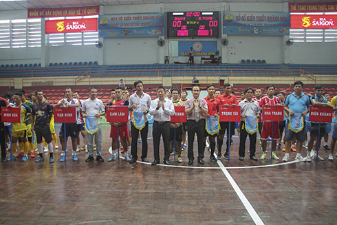 Organization committee offering souvenir flags to teams