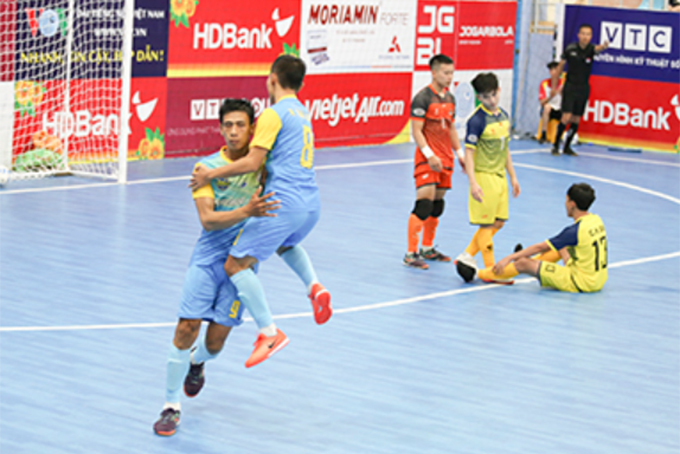 S.SKH players celebrating victory over Cao Bang