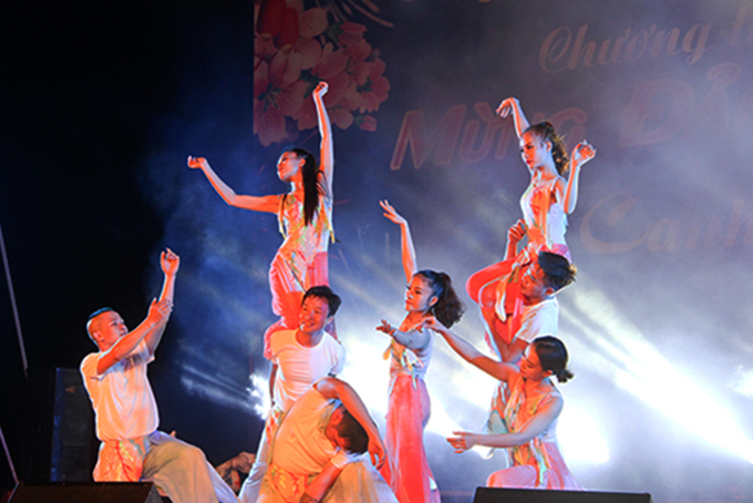 A performance of Hai Dang Song and Dance Troupe at 2-4 Square.