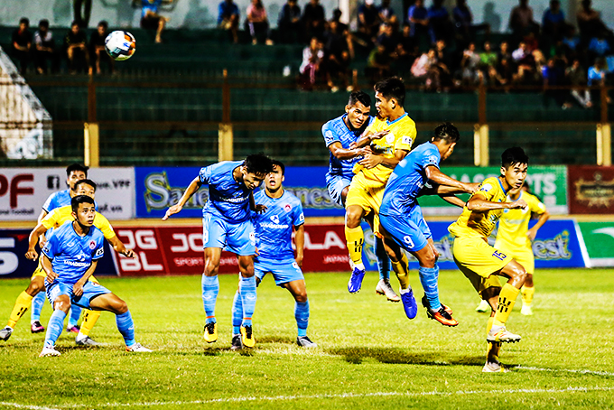 S.KH-BVN playing Pho Hien at 19-8 Nha Trang Stadium