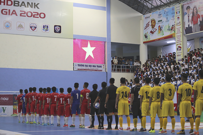 Finalists line up for national anthem