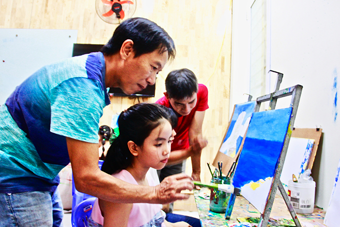 Thai Ha Binh and his colleagues instructing learners at Tipsy Art