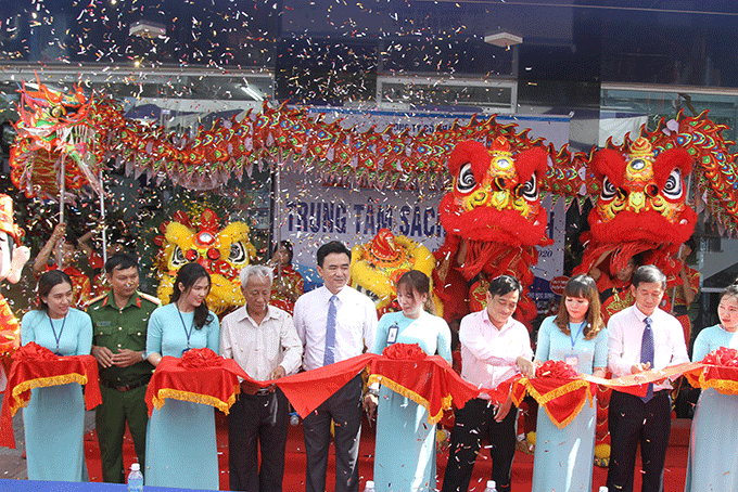 Representatives cutting ribbon at opening ceremony