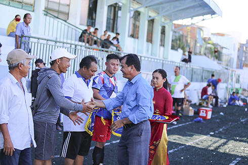 Organizer giving souvenir flags to teams