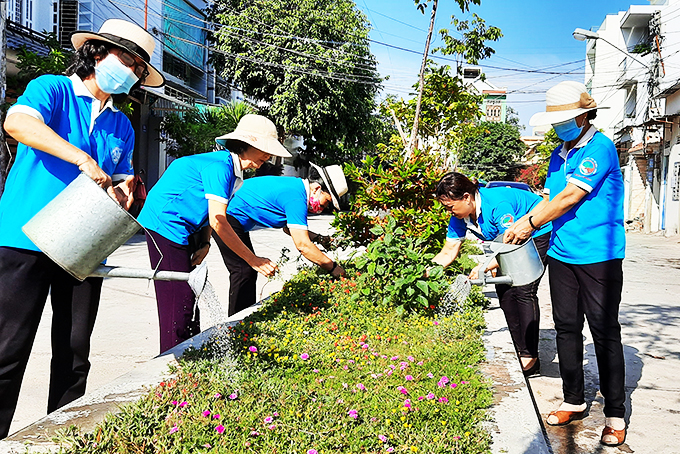 City corners elegantly with colorful flowerbeds