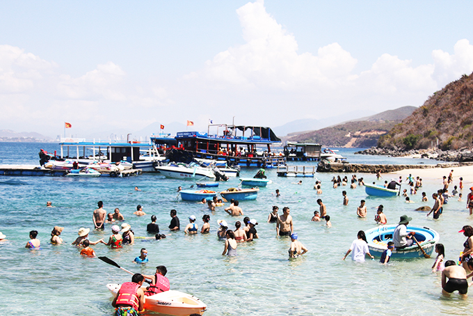 Tourists like sea and islands in Nha Trang.