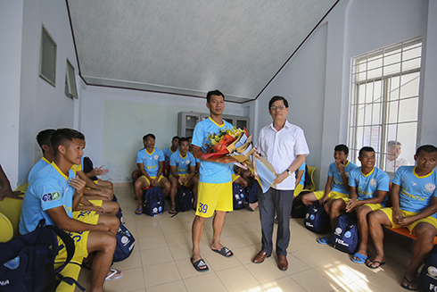 Nguyen Tan Tuan offering gift and flowers to S.KH-BVN captain