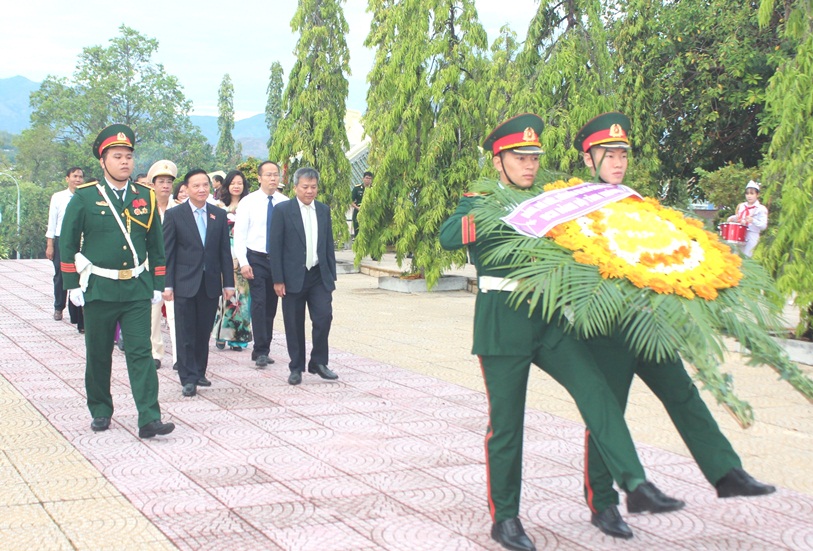 Khanh Hoa leaders lay wreath at Hon Dung Martyr Cemetery