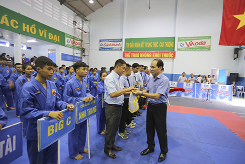 Organizer offering souvenir flags to teams