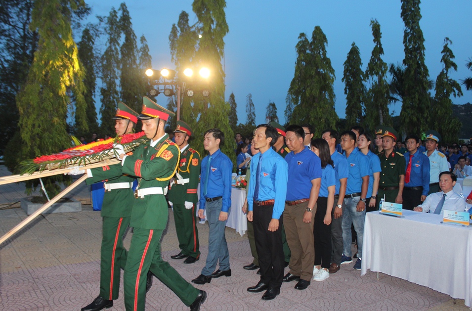 Provincial Youth Union’s Standing Committee and its members putting wreath in memory of heroic martyrs.