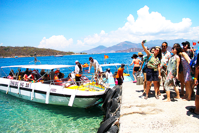 Tourists taking tours to visit Nha Trang Bay