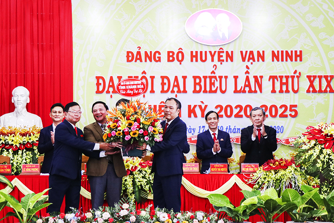 19th Van Ninh District Communist Party Congress officially opens