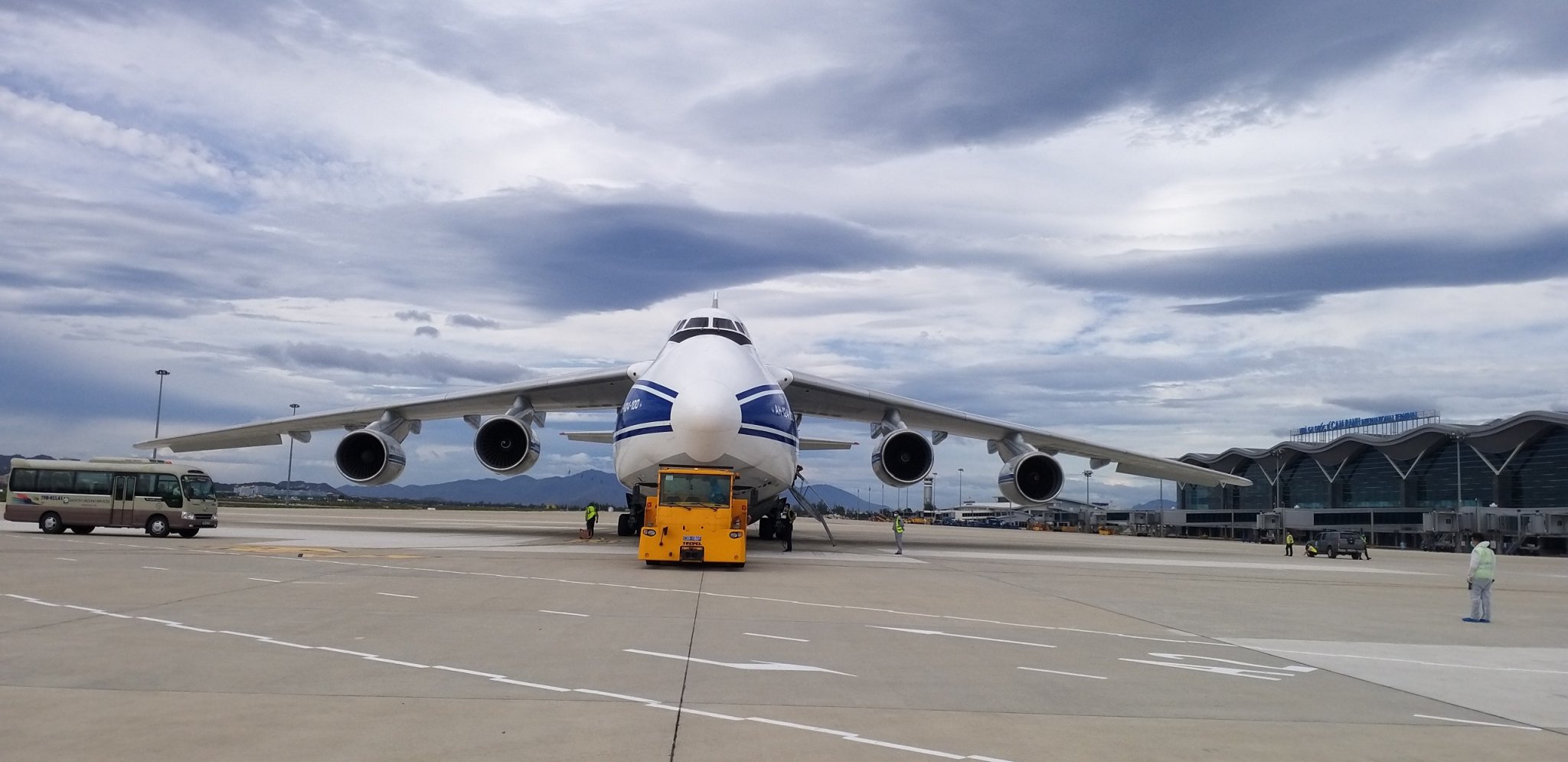 World's 2nd largest transport aircraft lands at Cam Ranh International Airport