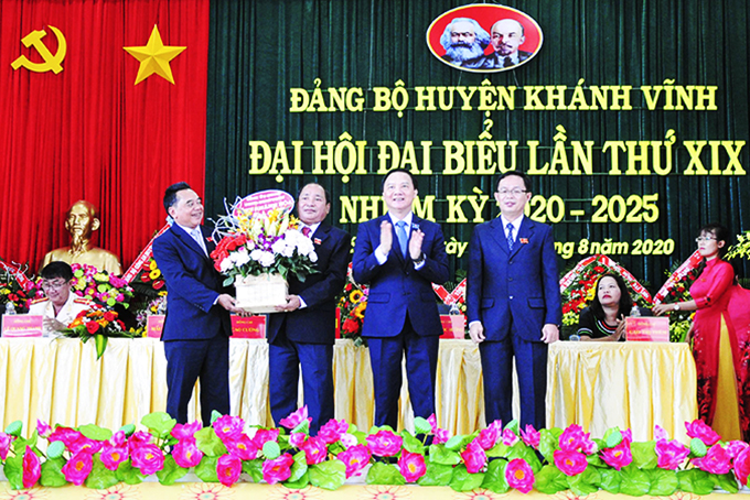 19th Khanh Vinh District Communist Party Congress officially opens