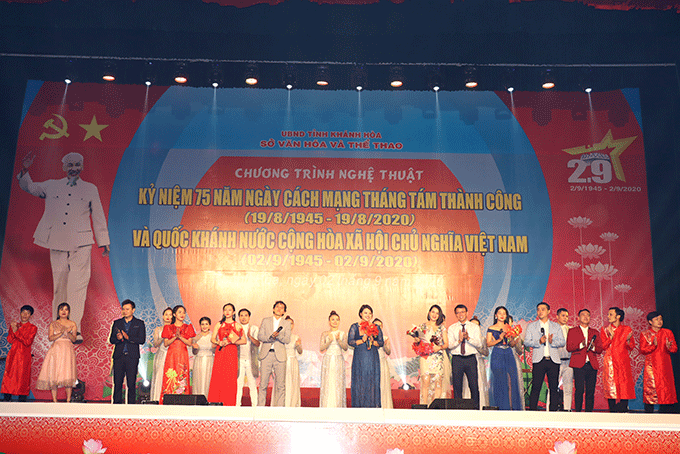 Leaders of Khanh Hoa Provincial Department of Culture and Sports offering flowers to artists