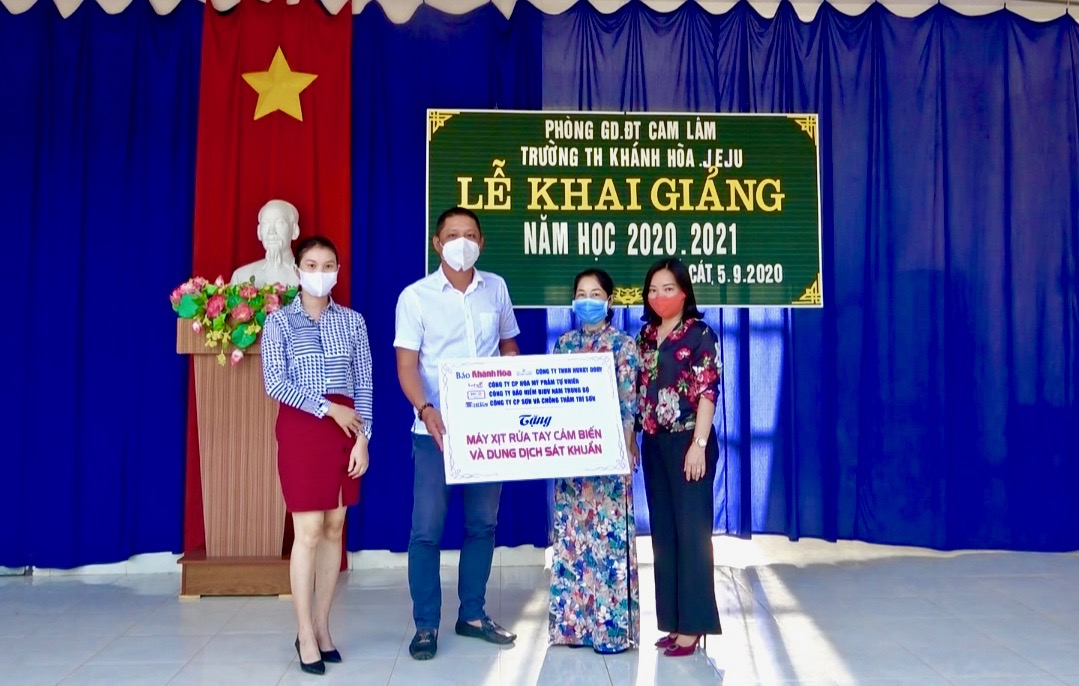 Khanh Hoa Newspaper and businesses offer notebooks and scholarships to primary school children