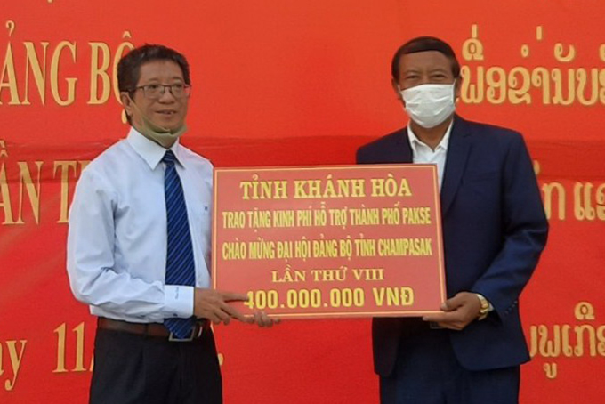 VND400m assistance presented to Pakse City, Champasak Province (Laos)