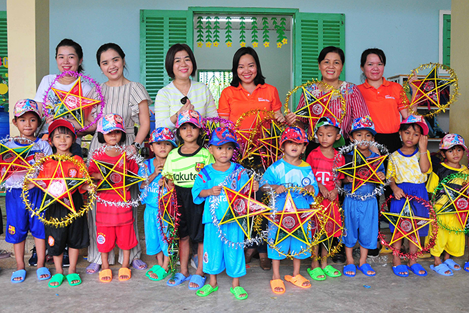 100 Moon Festival gifts offered to children