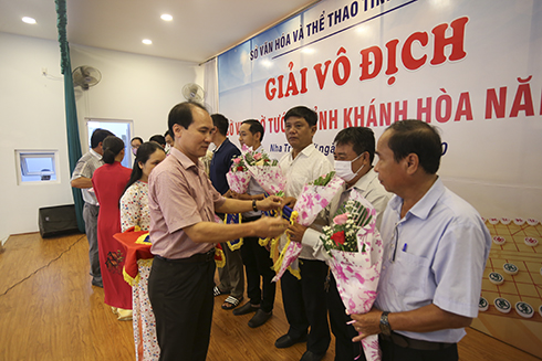 Organizers offering souvenir flags to participants