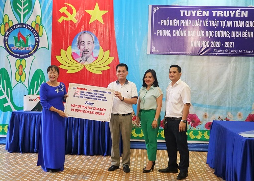 Khanh Hoa Newspaper and some enterprises donate automatic handwashing machines and hand sanitizer to schools