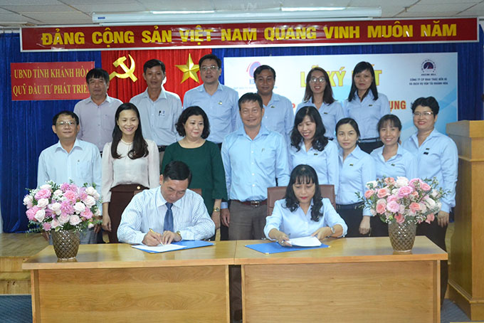 Signing credit financing contract for Van Ninh coach station project