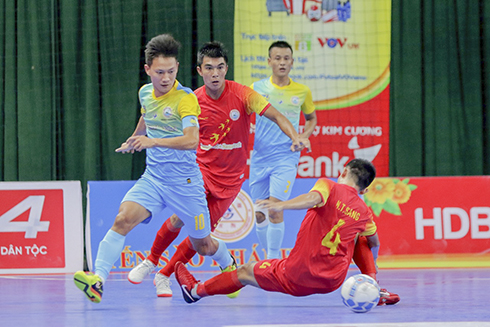 Many goals in match between two Khanh Hoa's futsal teams