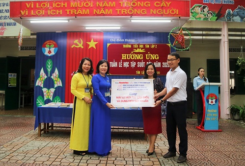 Khanh Hoa Newspaper and some enterprises donate automatic handwashing machines, hand sanitizer to schools