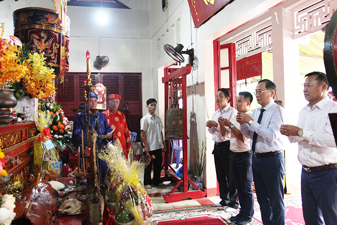 Khanh Hoa’s leadership offering incense to General Tran Hung Dao