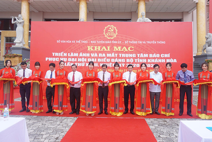 Photo exhibition and press center open for 18th Provincial Communist Party Congress