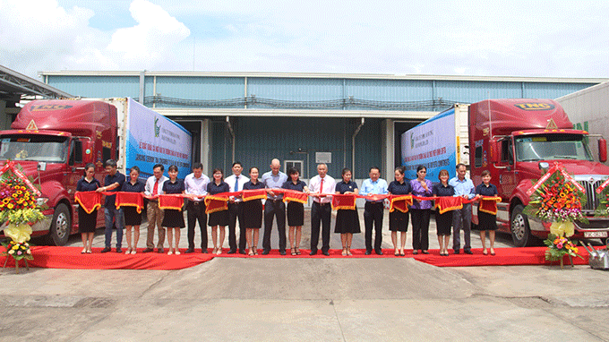 Delegates cutting ribbon 