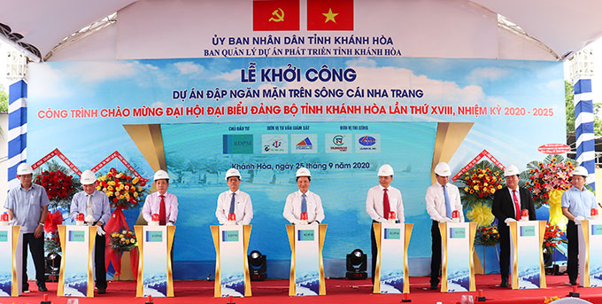 Works celebrating Khanh Hoa Province's 18th Communist Party Congress