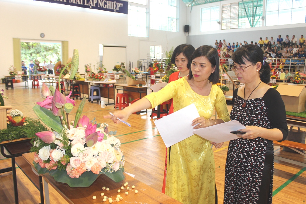 Judges grading floral works