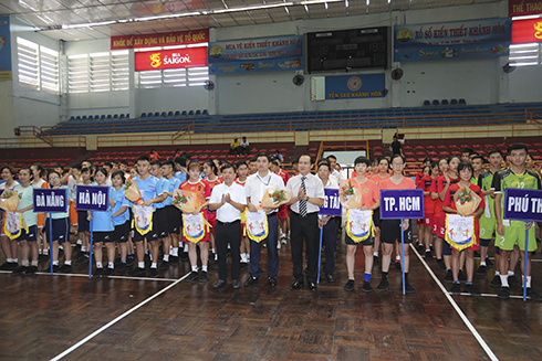 Organizers offering souvenir flags to teams 