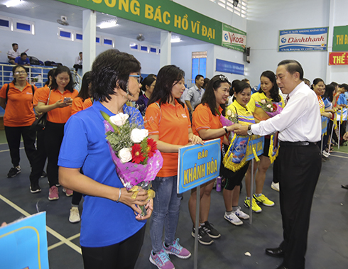 Pham Duy Loc, Director of Khanh Hoa’s Department of Information and Communications giving souvenir flags to teams…