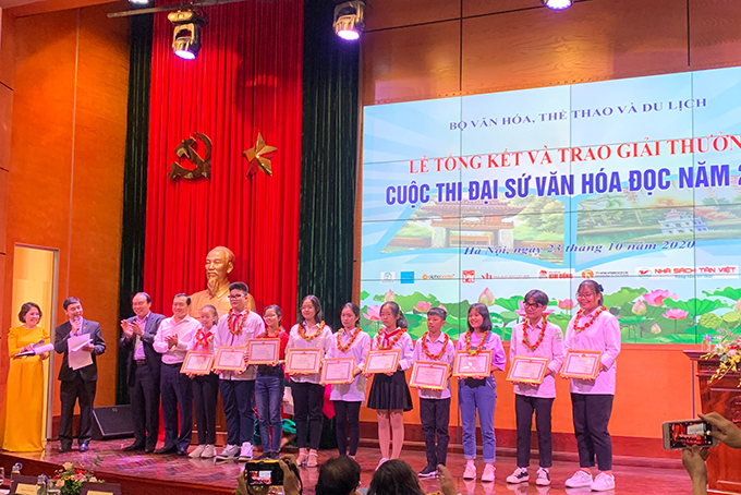 Tran Dang Bao Linh (3rd from right) and Vo An Bao Tho (8th from right) receiving third prizes