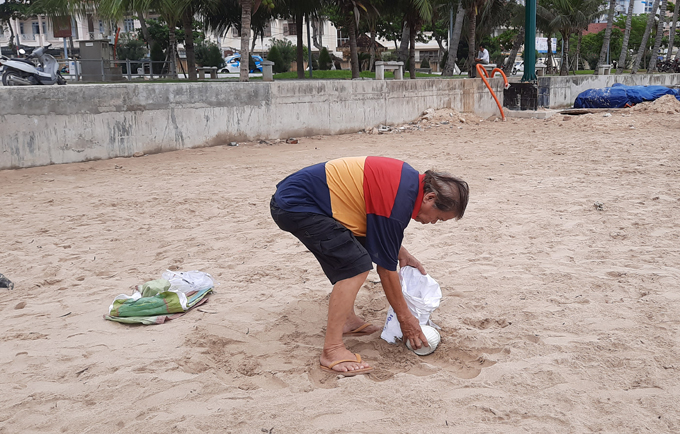 Filling sandbags to reinforce house