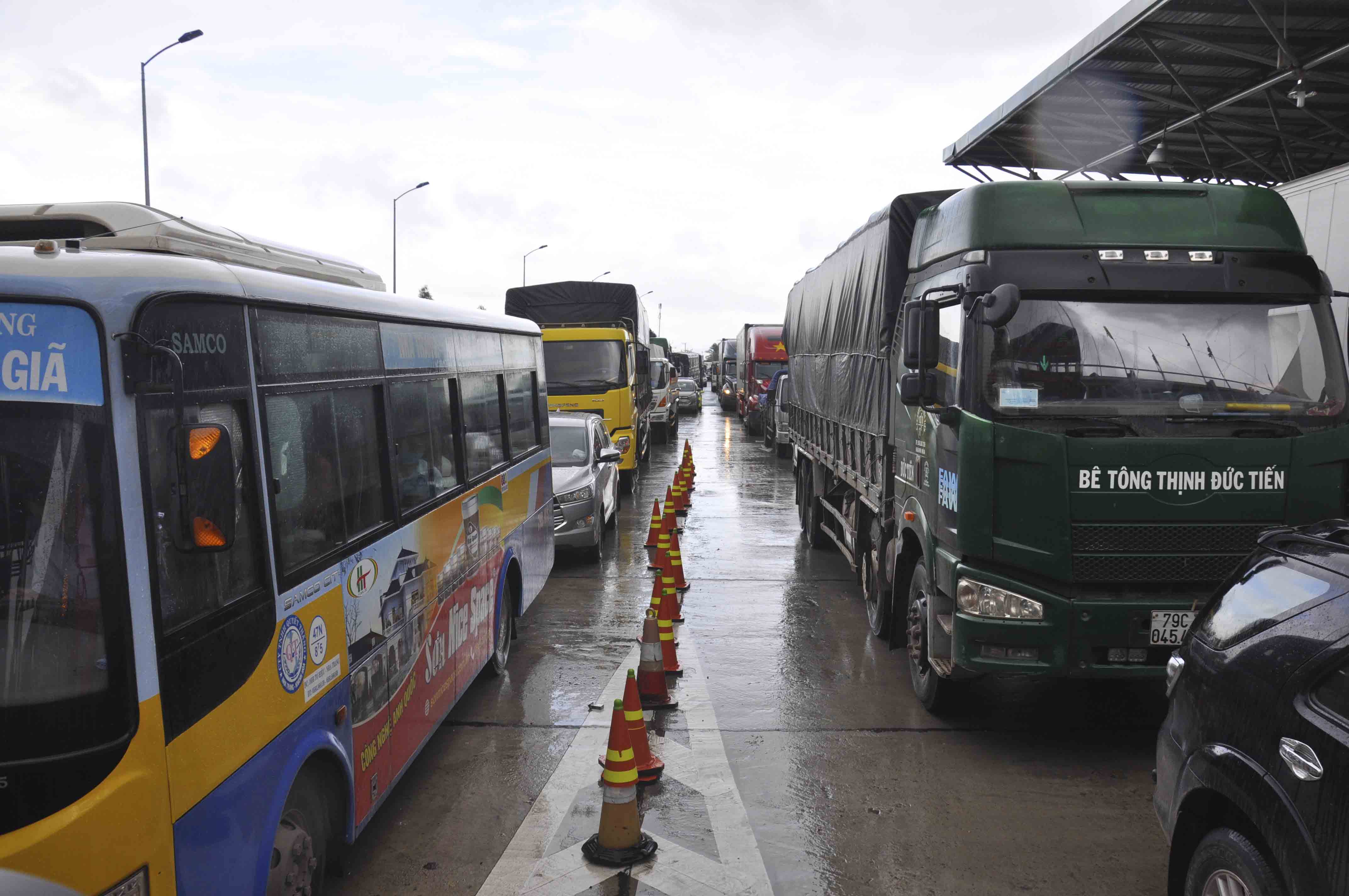 National Highway 1 from Khanh Hoa to Phu Yen closed to traffic due to Typhoon Molave